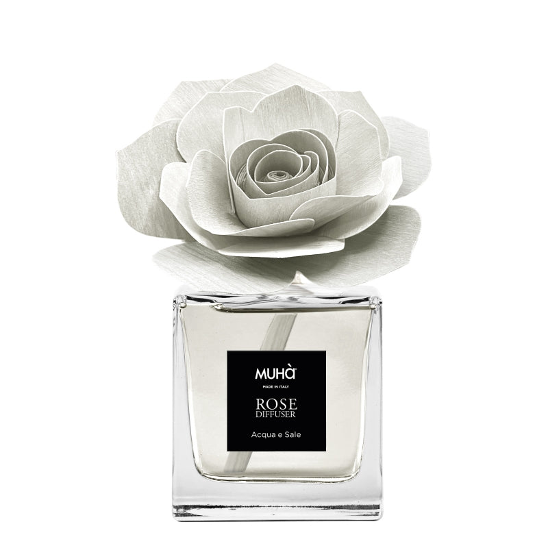 Profumatore d'ambiente in bottiglia di vetro con diffusore a forma di rosa in legno di betulla realizzato a mano. Completo di essenza 200 ml ACQUA E SALE La fragranza sprigiona la freschezza della brezza del mare carica di ozono e dei profumi di anice e sale... In negozio e online su tuttochic.it