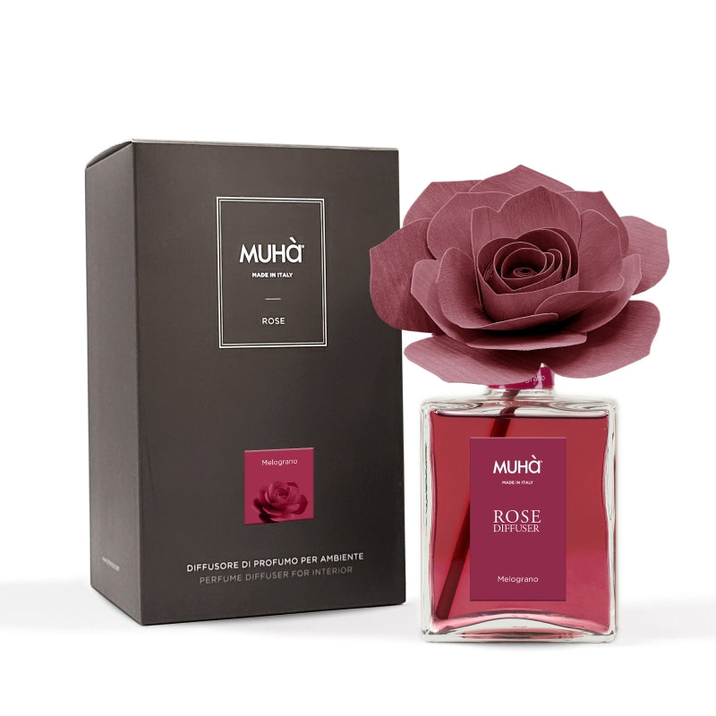 Profumatore d'ambiente in bottiglia di vetro con diffusore a forma di rosa in legno di betulla realizzato a mano. Completo di essenza 200 ml MELOGRANO L’intenso profumo dell’arancio si alterna alla delicata fragranza di pesca ed al fresco sentore del melone riportando alla mente... In negozio e online su tuttochic.it