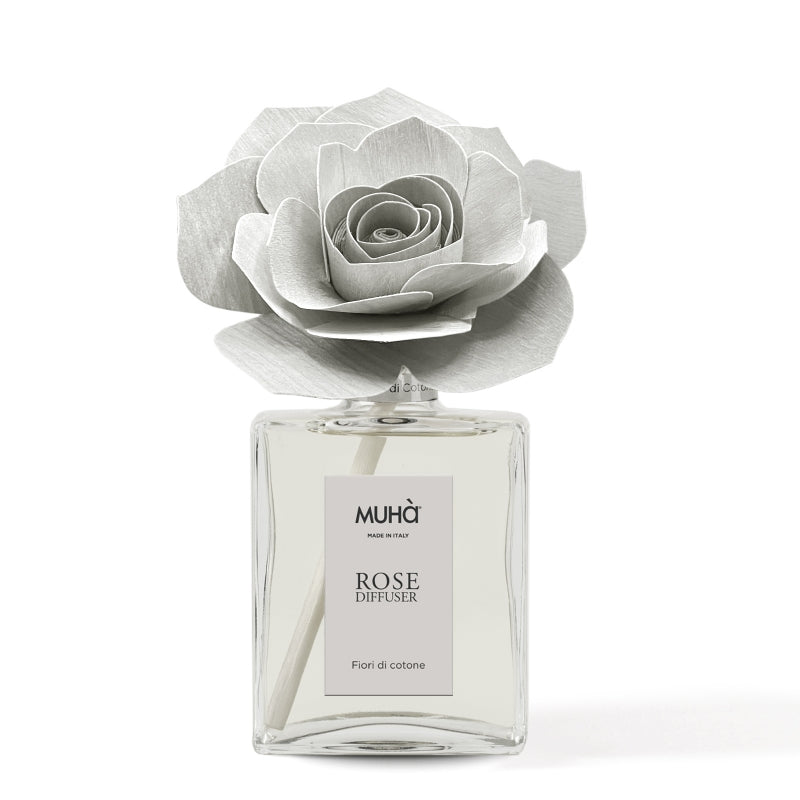 Profumatore d'ambiente in bottiglia di vetro con diffusore a forma di rosa in legno di betulla realizzato a mano. Completo di essenza 200 ml FIORI DI COTONE Fragranza delicata e soave con note di bergamotto unite ad un cuore fiorito di mughetto, vaniglia, ylang ylang e rosa... In negozio e online su tuttochic.it