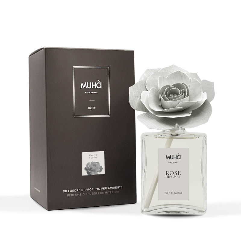 Profumatore d'ambiente in bottiglia di vetro con diffusore a forma di rosa in legno di betulla realizzato a mano. Completo di essenza 200 ml FIORI DI COTONE Fragranza delicata e soave con note di bergamotto unite ad un cuore fiorito di mughetto, vaniglia, ylang ylang e rosa... In negozio e online su tuttochic.it