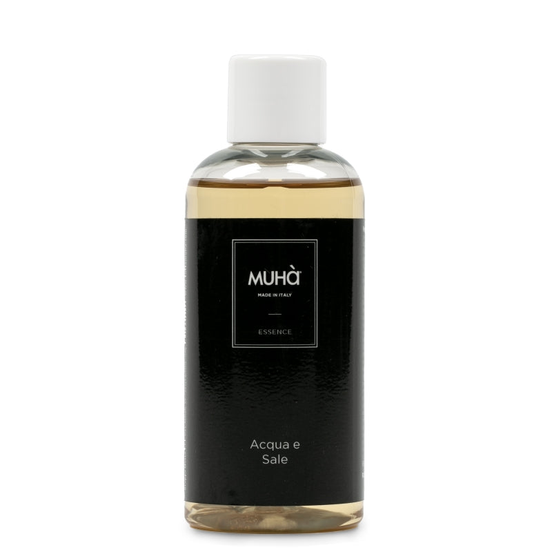 Ricarica profumatore d'ambiente con diffusore a forma di fiore e stick in fibra. ACQUA E SALE La fragranza sprigiona la freschezza della brezza del mare carica di ozono e dei profumi di anice e sale, repentinamente vira su sentori di geranio e orchidea adagiati su un fondo... In negozio e online su tuttochic.it