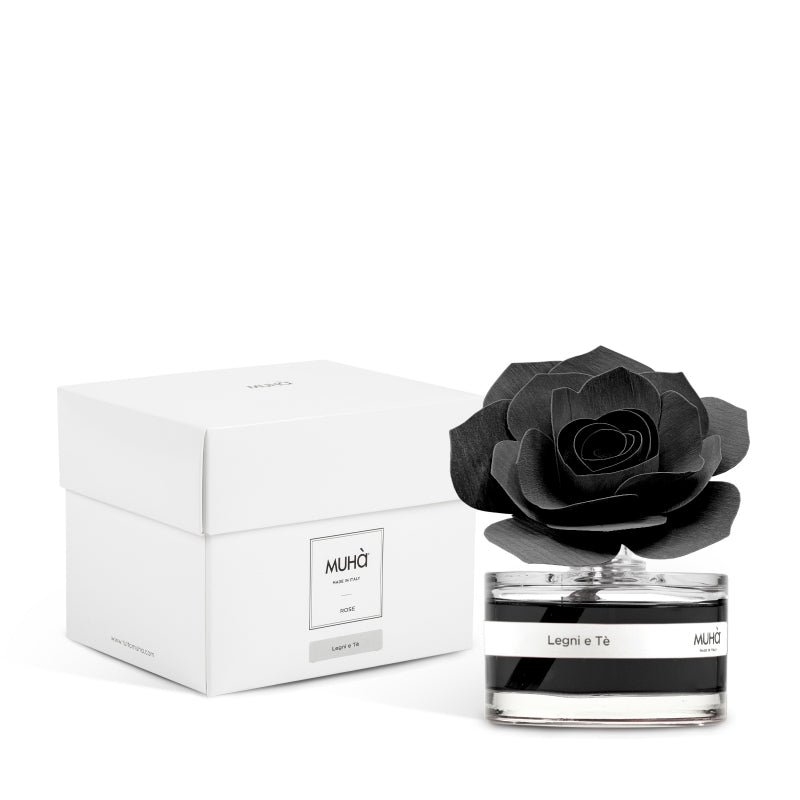 Una raffinata confezione in bottiglia di vetro, con diffusore a forma di rosa in legno di betulla naturale realizzato a mano. Info sulla fragranza LEGNI E TÈ Ricordi di un souk d'oriente sono evocati dal profumo agrumato del bergamotto e dell'arancia... In negozio e online su tuttochic.it