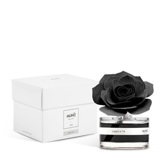 Una raffinata confezione in bottiglia di vetro, con diffusore a forma di rosa in legno di betulla naturale realizzato a mano. Info sulla fragranza LEGNI E TÈ  Ricordi di un souk d'oriente sono evocati dal profumo agrumato del bergamotto e dell'arancia... In negozio e online su tuttochic.it