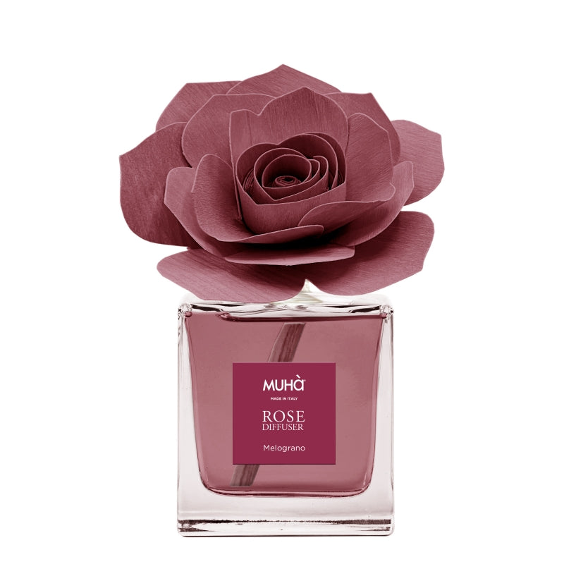 Profumatore d'ambiente in bottiglia di vetro con diffusore a forma di rosa in legno di betulla realizzato a mano. Completo di essenza 100 ml. Info sulla fragranza MELOGRANO L'intenso profumo dell'arancio si alterna alla delicata fragranza di pesca ed al fresco sentore del meloni... In negozio e online su tuttochic.it