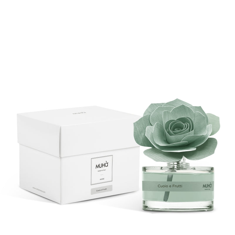 Profumatore d'ambiente in bottiglia di vetro con diffusore a forma di rosa in legno di betulla realizzato a mano. Completo di essenza 50 ml. CUOIO E FRUTTI Fragranza intensa, calda e legnosa miscelata con cuoio e zafferano unita a profumi fruttati come lampone, mirtillo e pera. In negozio e online su tuttochic.it