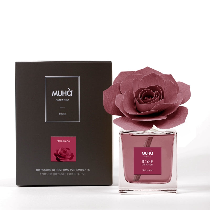 Profumatore d'ambiente in bottiglia di vetro con diffusore a forma di rosa in legno di betulla realizzato a mano. Completo di essenza 100 ml. Info sulla fragranza MELOGRANO L'intenso profumo dell'arancio si alterna alla delicata fragranza di pesca ed al fresco sentore del meloni... In negozio e online su tuttochic.it