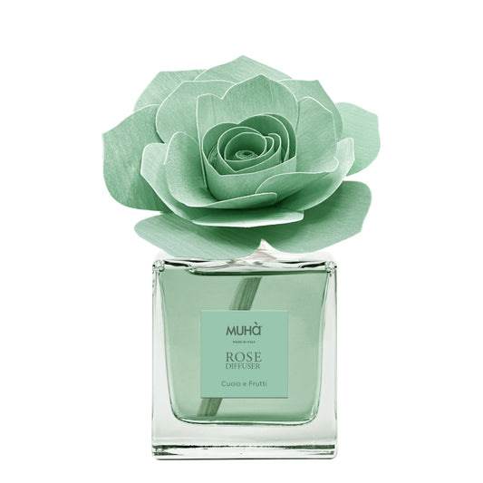 Una raffinata confezione in bottiglia di vetro, con diffusore a forma di rosa in legno di betulla naturale realizzato a mano. Completo di essenza 100 ml. CUOIO E FRUTTI Fragranza intensa, calda e legnosa miscelata con cuoio e zafferano unita a profumi fruttati come lampone... In negozio e online su tuttochic.it