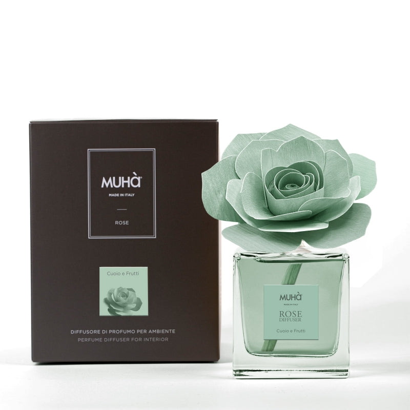 Una raffinata confezione in bottiglia di vetro, con diffusore a forma di rosa in legno di betulla naturale realizzato a mano. Completo di essenza 100 ml. CUOIO E FRUTTI Fragranza intensa, calda e legnosa miscelata con cuoio e zafferano unita a profumi fruttati come lampone... In negozio e online su tuttochic.it