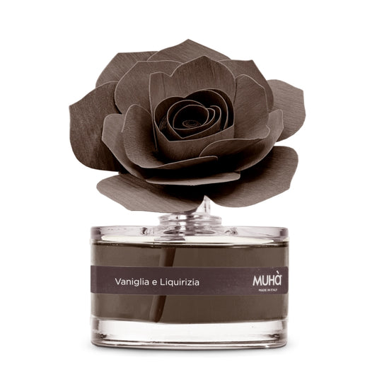 Profumatore d'ambiente in bottiglia di vetro con diffusore a forma di rosa in legno di betulla realizzato a mano. Completo di essenza 50 ml. VANIGLIA E LIQUIRIZIA Profumo deciso, inebriante e moderno. La combinazione della liquirizia nera con la delicatezza della vaniglia. In negozio e online su tuttochic.it