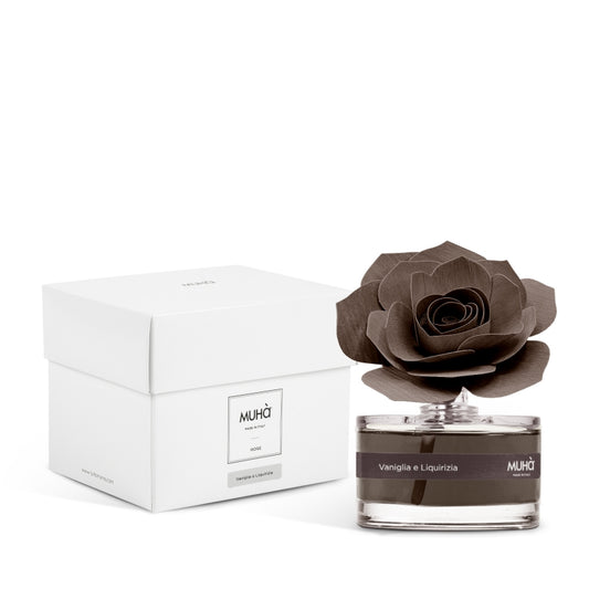 Profumatore d'ambiente in bottiglia di vetro con diffusore a forma di rosa in legno di betulla realizzato a mano. Completo di essenza 50 ml. VANIGLIA E LIQUIRIZIA Profumo deciso, inebriante e moderno. La combinazione della liquirizia nera con la delicatezza della vaniglia. In negozio e online su tuttochic.it