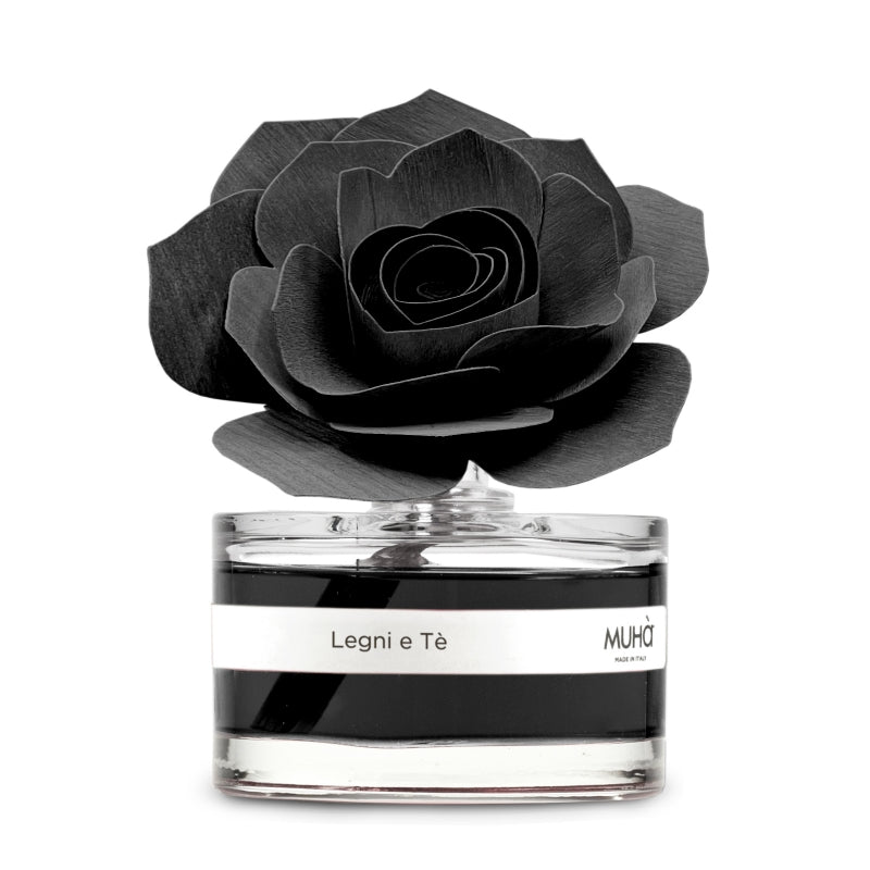 Una raffinata confezione in bottiglia di vetro, con diffusore a forma di rosa in legno di betulla naturale realizzato a mano. Info sulla fragranza LEGNI E TÈ Ricordi di un souk d'oriente sono evocati dal profumo agrumato del bergamotto e dell'arancia... In negozio e online su tuttochic.it
