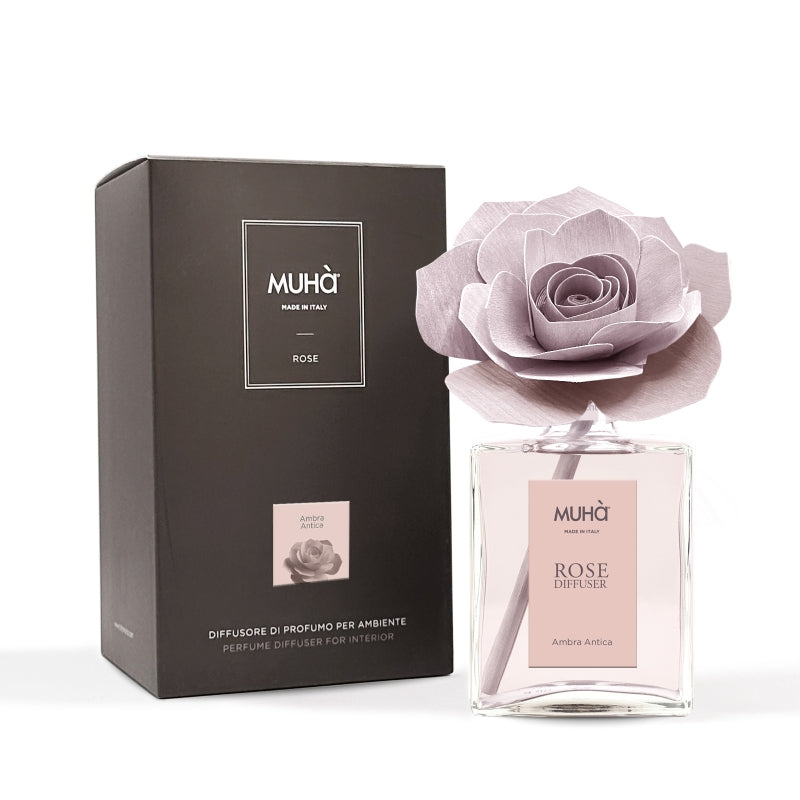 Profumatore d'ambiente in bottiglia di vetro con diffusore a forma di rosa in legno di betulla realizzato a mano. Completo di essenza 100 ml. AMBRA ANTICA Un sogno ad occhi aperti evocato dalle morbide note dei legni e dalle dolci e distensive punte di rosa e biancospino... In negozio e online su tuttochic.it