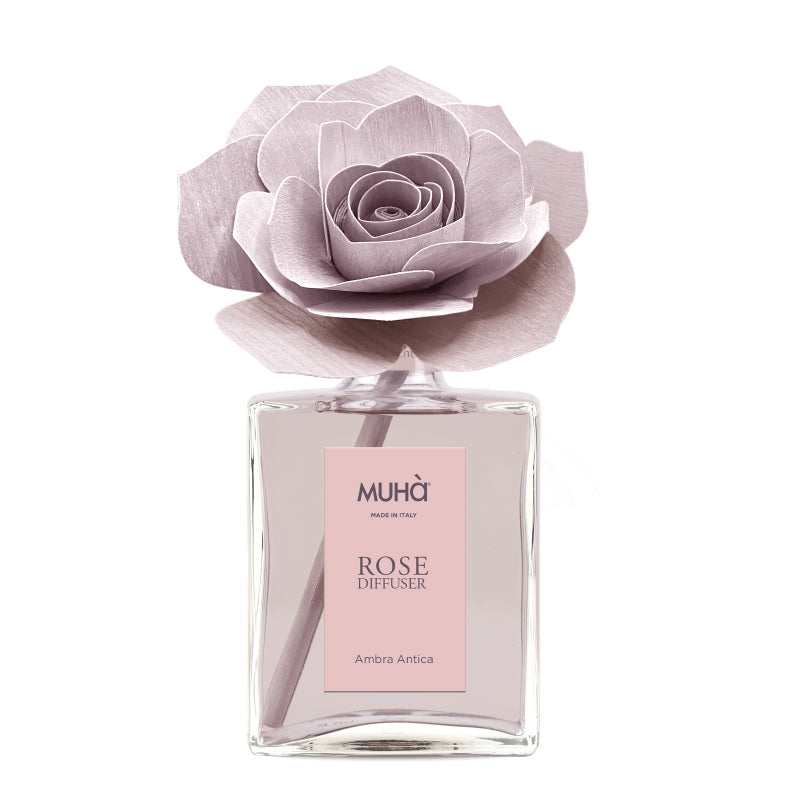 Profumatore d'ambiente in bottiglia di vetro con diffusore a forma di rosa in legno di betulla realizzato a mano. Completo di essenza 100 ml. AMBRA ANTICA Un sogno ad occhi aperti evocato dalle morbide note dei legni e dalle dolci e distensive punte di rosa e biancospino... In negozio e online su tuttochic.it