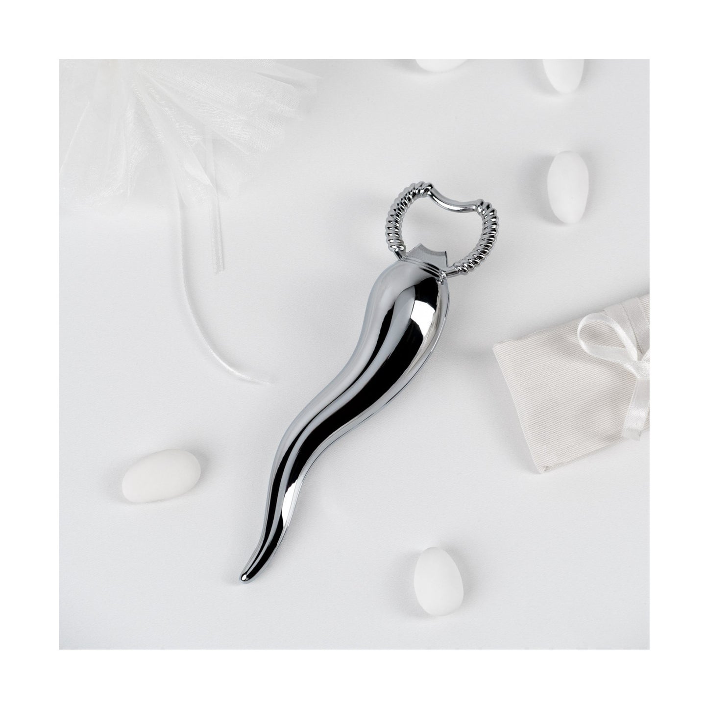 C-Hornetto. Un apribottiglie dal design altamente simbolico, icona di buon auspicio, ma anche di fertilità, virilità e forza fisica. Un oggetto inusuale, un'idea regalo insolita e spiritosa. Realizzato in zama, colore acciaio. Dimensioni: 16 x 4 cm. Si consiglia di lavare a mano. In negozio e online su tutttochic.it