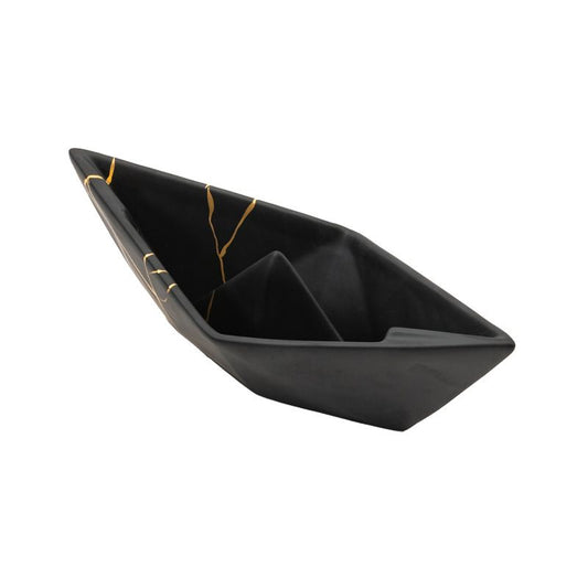 La Barchetta Origami Kintsugi in ceramica può essere utilizzata come portaoggetti, svuotatasche o fermacarte, Dimensioni: cm 30 x 13 x h 9. In negozio e online su tuttochic.it