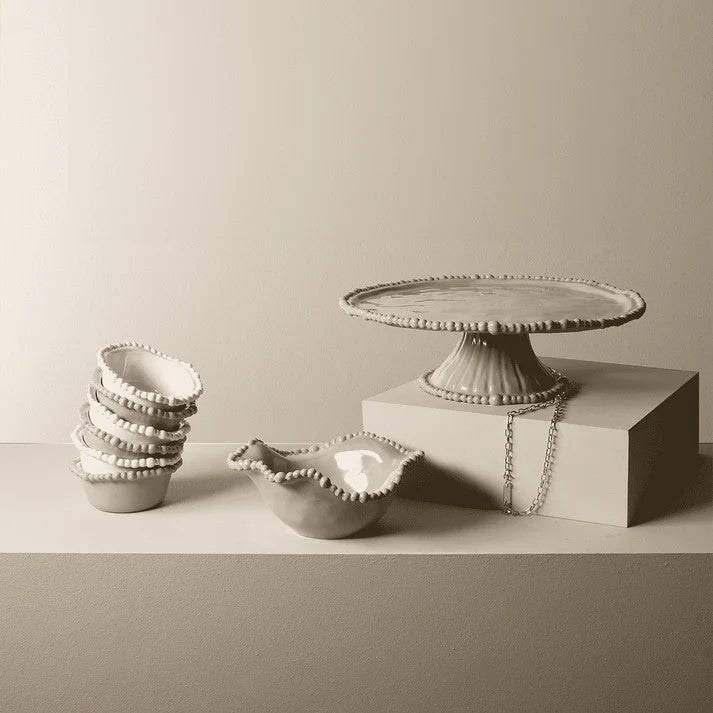 Set 3 coppette in melamina di colore bianco dell'innovativa collezione Joke. Tonalità pastello e caratteristico bordo rivestito di micro sfere ornamentali fanno della linea in melamina un ottimo alleato per la tavola. Lavabile in Lavastoviglie. No microonde. Ø 12 cm / h 5 cm. In negozio e online su tuttochic.it