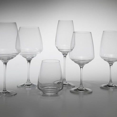 Set di 6 calici da vino in vetro sonoro superiore senza piombo. Dimensioni: Ø 89 x h 21 cm Capacità: 45 cl. In negozio e online su tuttochic.it