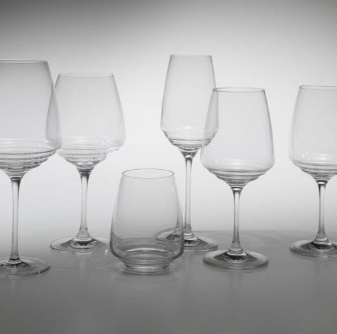 Set di 6 flute in vetro sonoro superiore senza piombo. Dimensioni: Ø 76 x h 24,5 cm Capacità: 38 cl. In negozio e online su tuttochic.it