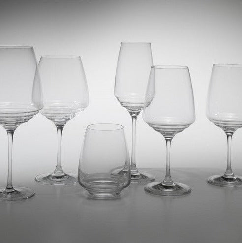 Set di 6 bicchieri da acqua o vino bianco in vetro sonoro superiore senza piombo. Dimensioni: Ø 8,9 x h 11 cm Capacità: 45 cl. In negozio e online su tuttochic.it