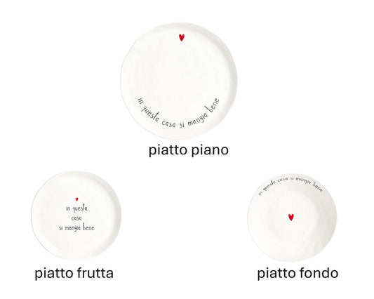 Servizio piatti composto da 18 pezzi: 6 piatti piani, 6 piatti fondi e 6 piatti dessert. Realizzati in gres porcellanato bianco con decoro "in questa casa si mangia bene". In negozio e online su tuttochic.it