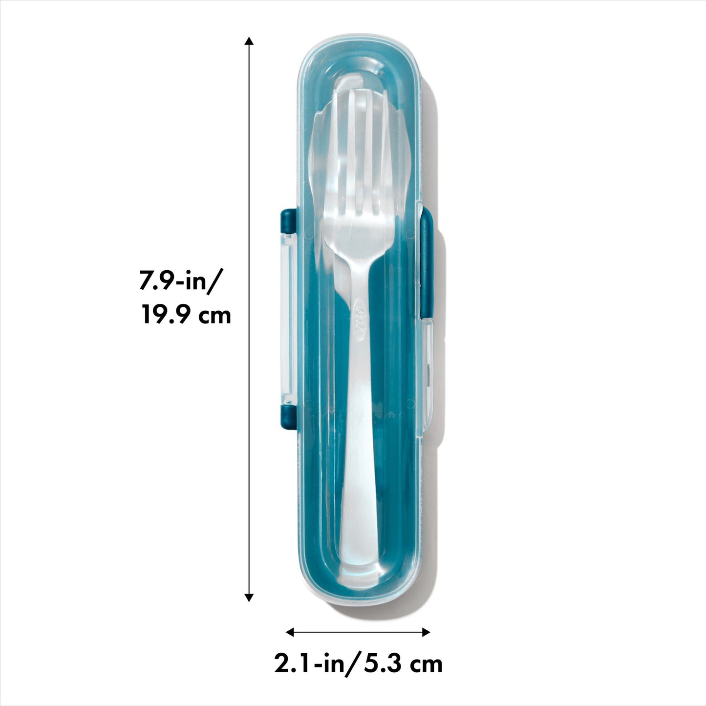Forchetta, cucchiaio e coltello in acciaio inox di dimensioni standard in un comodissimo contenitore da trasporto. Ideale da utilizzare al lavoro, a scuola, e durante i picnic.• Materiale: Lavabile in lavastoviglie Dimensioni: cm 19,9 x 5,3. In negozio e online su tuttochic.it