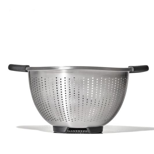 Scolapasta robusto con fori tondi e comodi manici, ideale per scolare pasta e verdure.• Materiale: acciaio inossidabile• Prese morbide e antiscivolo• Cinque piedini per garantire la stabilità nel lavello• Lavabile in lavastoviglie• Capacità: 2,8 Lt• Dimensioni: Ø 28,3 x 24,1 cm. In negozio e online su tuttochic.it