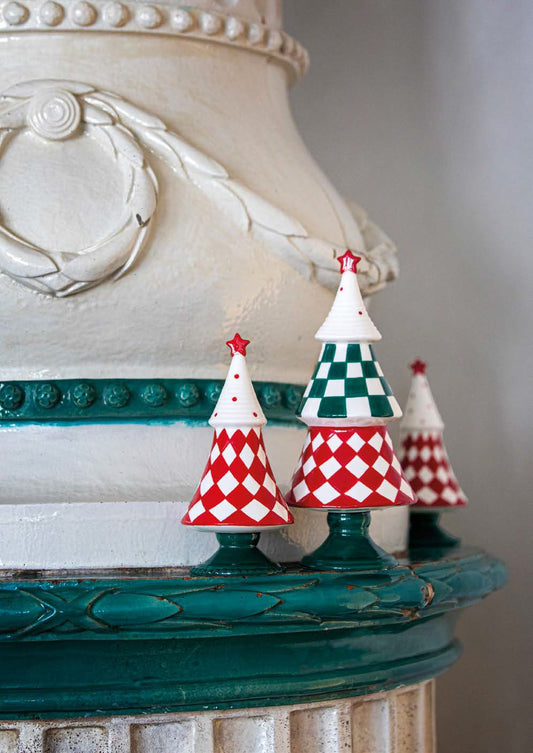 Porta l'atmosfera natalizia a casa tua con l' albero scacchi LAPARATA di Rituali Domestici! Realizzato in pregiato gres porcellanato e decorato a mano, è un'opera d'arte unica che donerà calore e stile alle tue feste. Dimensioni: Ø 10.5 x 21.5 h cm. In negozio e online su tuttochic.it