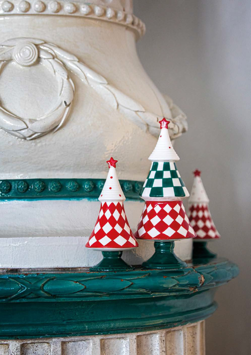 Porta l'atmosfera natalizia a casa tua con l' albero scacchi LAPARATA di Rituali Domestici! Realizzato in pregiato gres porcellanato e decorato a mano, è un'opera d'arte unica che donerà calore e stile alle tue feste. Dimensioni: Ø 10.5 x 21.5 h cm. In negozio e online su tuttochic.it