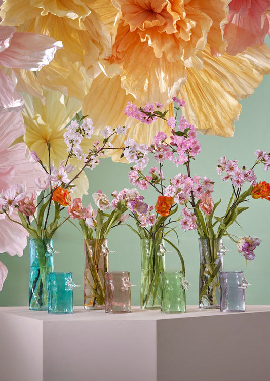 Ramo di Magnolia. Il fiore artificiale presenta un elegante mix di colori con foglioline verdi e fiori rosa sfumato su un ramo marrone. Dimensioni: h cm 140. In negozio e online su tuttochic.it