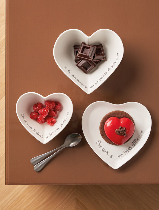 Coppetta a forma di cuore per alimenti in porcellana bianca decorata. cm Ø 13 x h 5,5. In negozio e online su tuttochic.it