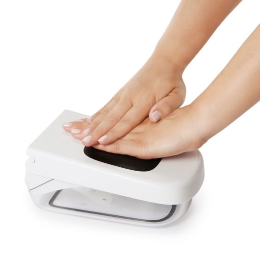 Taglia verdure, frutta e molto altro ancora in parti uguali con un solo movimento facile e rapido. I pezzi uniformi vengono raccolti nel contenitore sottostante.• Materiale: acciaio inox e plastica BPA free• Lavabile in lavastoviglie• Dimensioni: 20 x 12,5 x 9 cm. In negozio e online su tuttochic.it