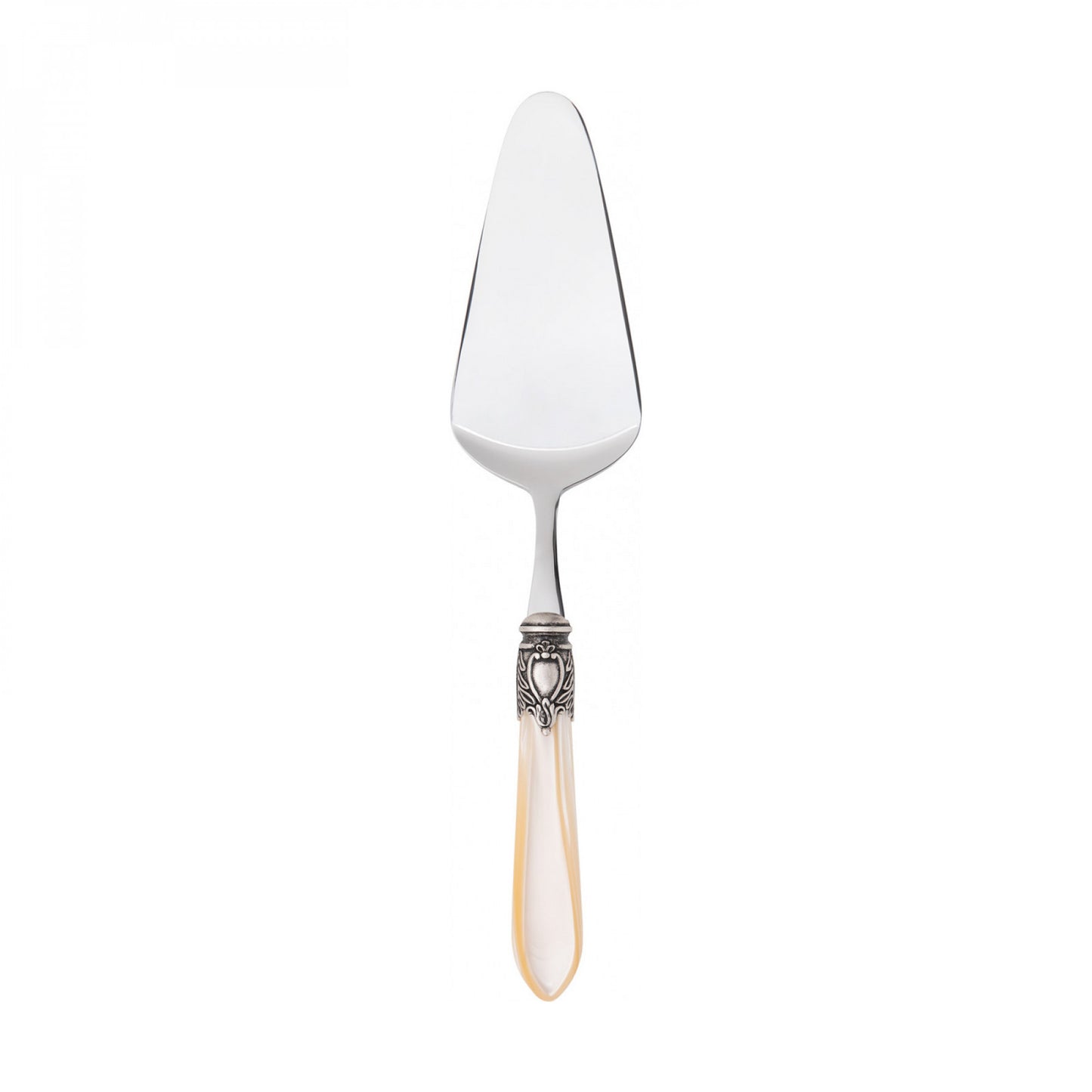 Pala per servire torte e dessert Oxford è realizzata in acciaio inox 18/10 con manico in acrilico impreziosito da una sofisticata ghiera con finitura di colore argento antico che richiama uno stemma nobiliare. Dimensioni: cm 5,5 x 27. Made in Italy. In negozio e online su tuttochic.it
