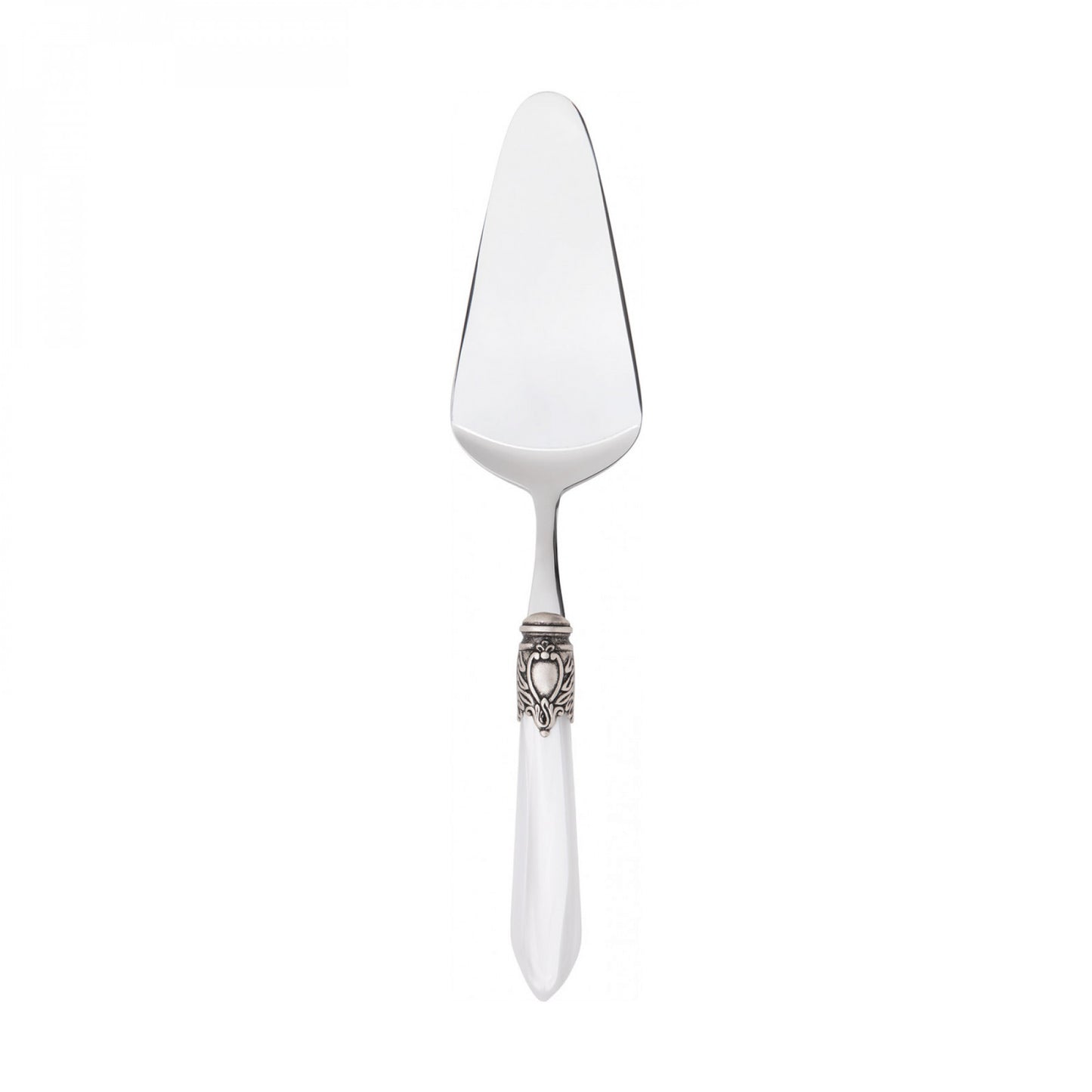 Pala per servire torte e dessert Oxford è realizzata in acciaio inox 18/10 con manico in acrilico impreziosito da una sofisticata ghiera con finitura di colore argento antico che richiama uno stemma nobiliare. Dimensioni: cm 5,5 x 27. Made in Italy. In negozio e online su tuttochic.it