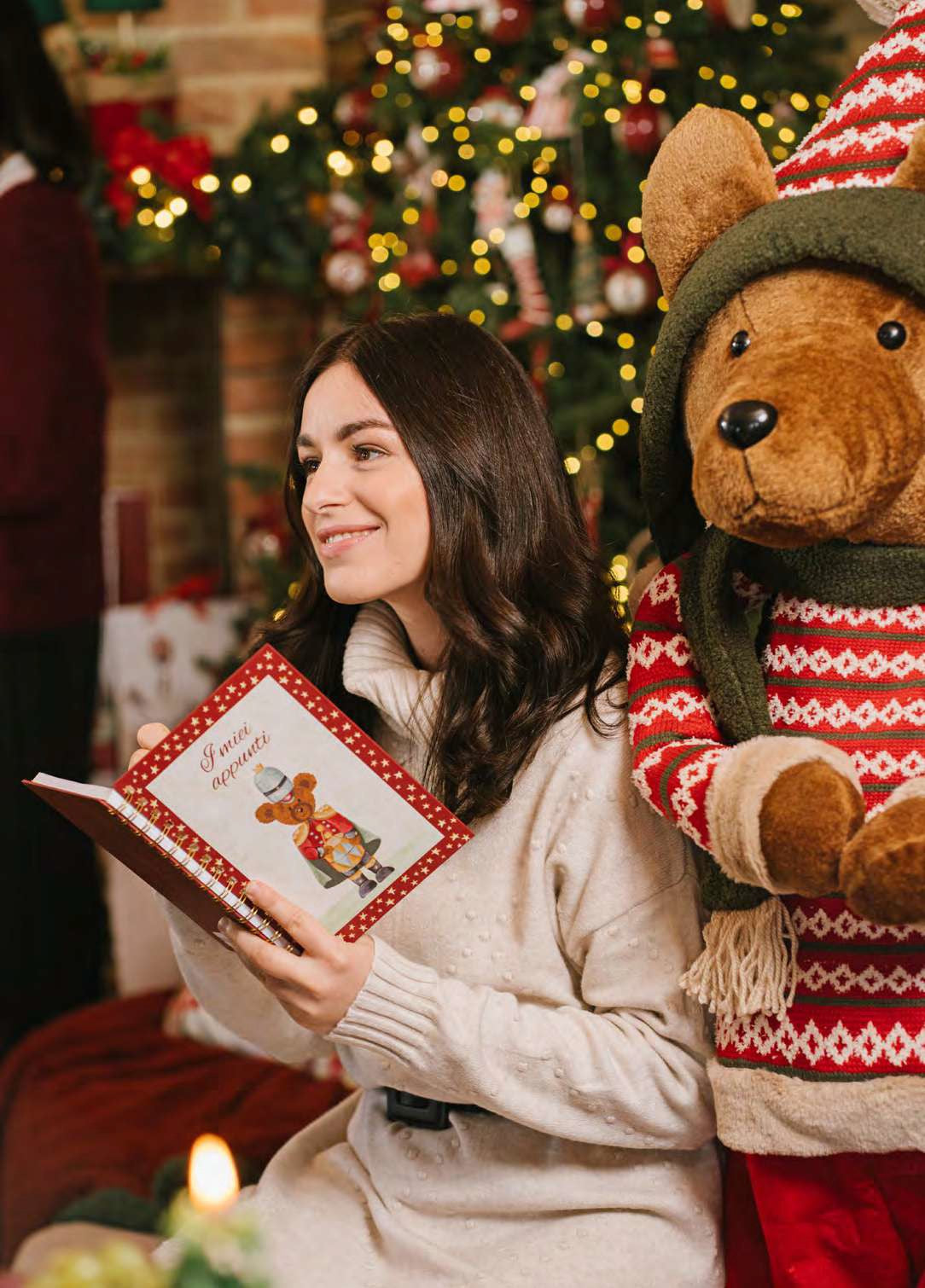 Questo orso di peluche a tema natalizio è perfetto per abbracciarlo tutti i giorni! Grazie alle sue gambe allungabili, può raggiungere un'altezza di 150 cm. Disponibile in due varianti, con pantaloni o vestito. Dimensioni: cm 46 x 30 x h 150 In negozio e online su tuttochic.it