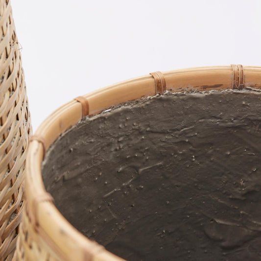 Cesto in Bamboo dal colore naturale, internamente rivestito di resina per un uso interno/esterno protetto. Ideale per dare un tocco di stile unico al vostro arredamento. In negozio e online su tuttochic.it