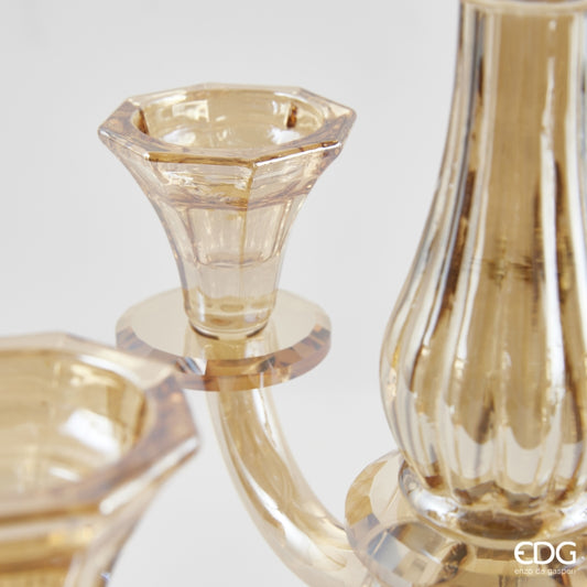 L'elegante portacandele Crystal Sinuoso è un capolavoro in cristallo color ambra, perfetto per creare un'atmosfera calda e raffinata. Dimensioni: cm 19x19x h 35. In negozio e online su tuttochic.it