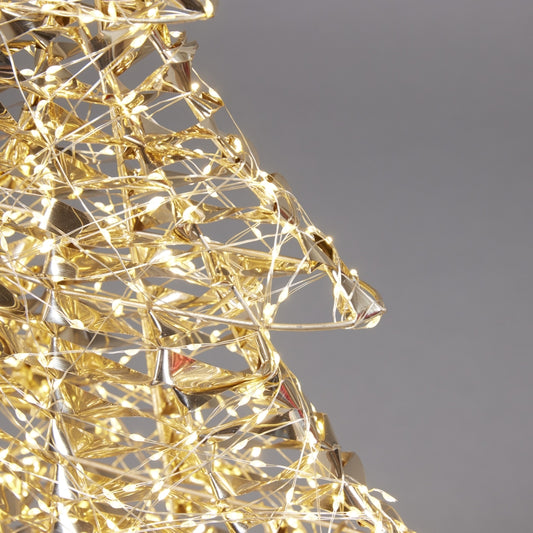 Albero di Natale in metallo di colore oro con 1440 microled, alto cm 98 e largo cm 65. Uso interno ed esterno (non direttamente alle intemperie)Input/alimentazione: 220 V - AC. 50-60Hz Output/potenza 31V 6WGrado protezione IP44 Lunghezza cavo 5 metri Luci fisse con Timer. In negozio e online su tuttochic.it