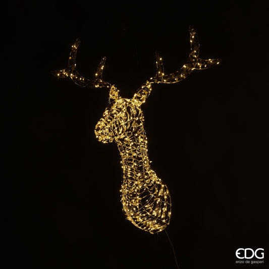 Decoro da parete a forma di renna in metallo di colore oro con 300 microled, alto cm 75, largo cm 60 e profondo 30 cm. Uso interno ed esterno (non direttamente alle intemperie). Output/potenza 4,5V 6WGrado protezione IP44 Lunghezza cavo 5 metri Smontabile Luci fisse con Timer. In negozio e online su tuttochic.it