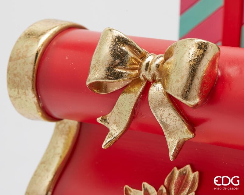 Base slitta firmata EDG Realizzata in poliresina decorata di alta qualità, Adatto per alberi di Natale slim fino a 180 cm di altezza. In negozio e online su tuttochic.it