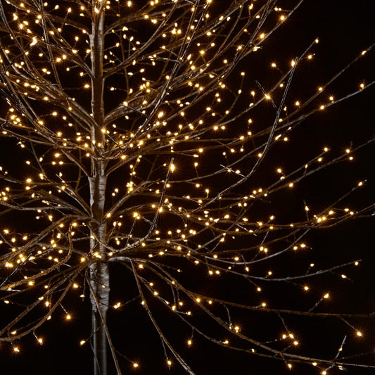 Albero tronco lungo in metallo di colore nero con 900 led da 2.2 mm, alto cm 180, diametro cm 75. Uso interno ed esterno (non direttamente alle intemperie) Input/alimentazione: 220 V - AC. 50-60Hz -24 VDC Output/potenza 24V 9WGrado protezione IP44 Lunghezza cavo 5 metri Smontabile. In negozio e online su tuttochic.it