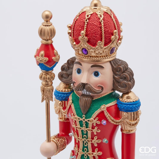 Realizzato in resina decorata con led. Funziona con 2 batterie ministilo (incluse). Dimensioni: cm 14 x 14 x 50 h. In negozio e online su tuttochic.it