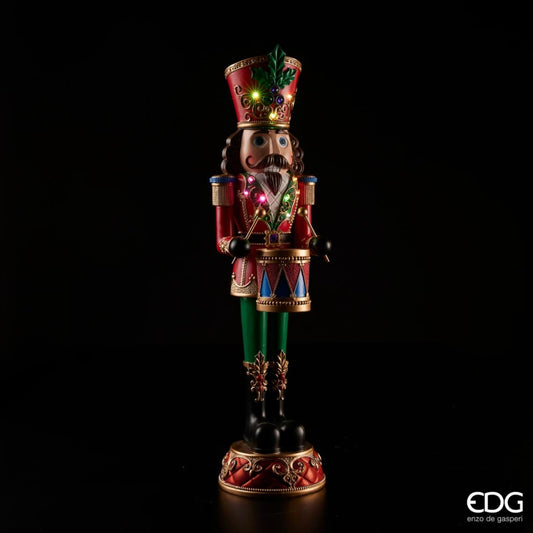 Realizzato in resina decorata con led. Funziona con 2 batterie ministilo (incluse). Dimensioni: cm 25 x 22 x 90 h. In negozio e online su tuttochic.it