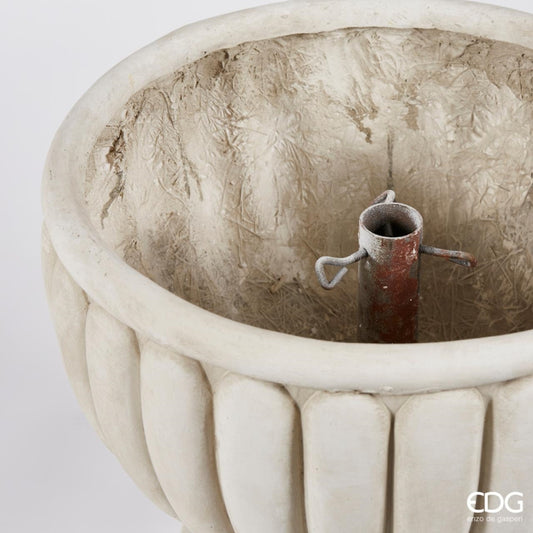 Base a forma di coppa in resinpietra (effetto cemento) decorato a righe di colore avorio, design Enzo De Gasperi. Ideale per montare sopra un albero di Natale alto max 210 cm. tubo innesto in metallo diam. 38 mm Peso coppa 21 Kg Dimensioni: H cm 55 - Ø cm 54 Uso interno.  In negozio e online su tuttochic.it