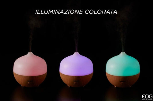 Permette di nebulizzare fragranze (oli idrosolubili) per creare una piacevole atmosfera profumata. Dotato di di luci a led che rischiarano l'ambiente con una delicata sequenza cromatica che può fungere da luce notturna. Corredato di foglio di istruzioni. Dimensioni. cm 13 x 13 h In negozio e online su tuttochic.it
