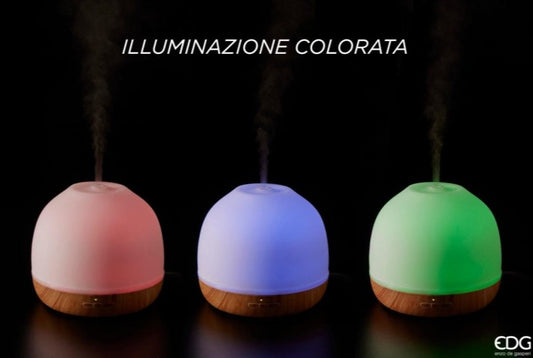 Permette di nebulizzare fragranze (oli idrosolubili) per creare una atmosfera profumata. Timer per 1, 3, 6 ore. Vapore regolare o intenso. Luci a led con 8 colori e intensità diverse. Corredato di foglio di istruzioni. Base in legno, coperchio in vetro bianco. Dimensioni. cm 18x17 h. In negozio e online su tuttochic.it