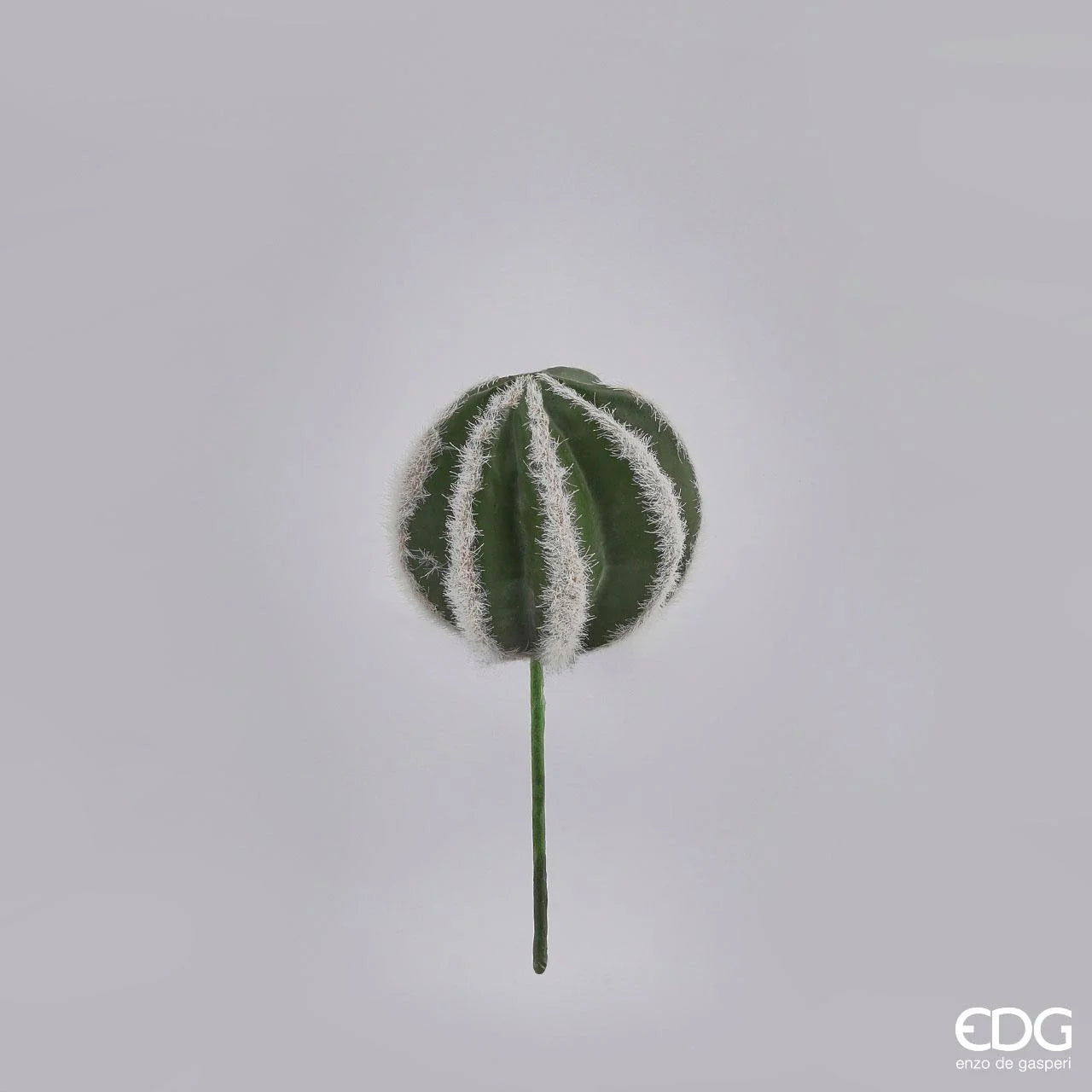 Pianta artificiale di Echinocactus in plastica decorata. Dimensioni parte sferica: cm 8 x 8 h. Uso decorativo, tenere fuori la portata dei bambini. In negozio e online su tuttochic.it