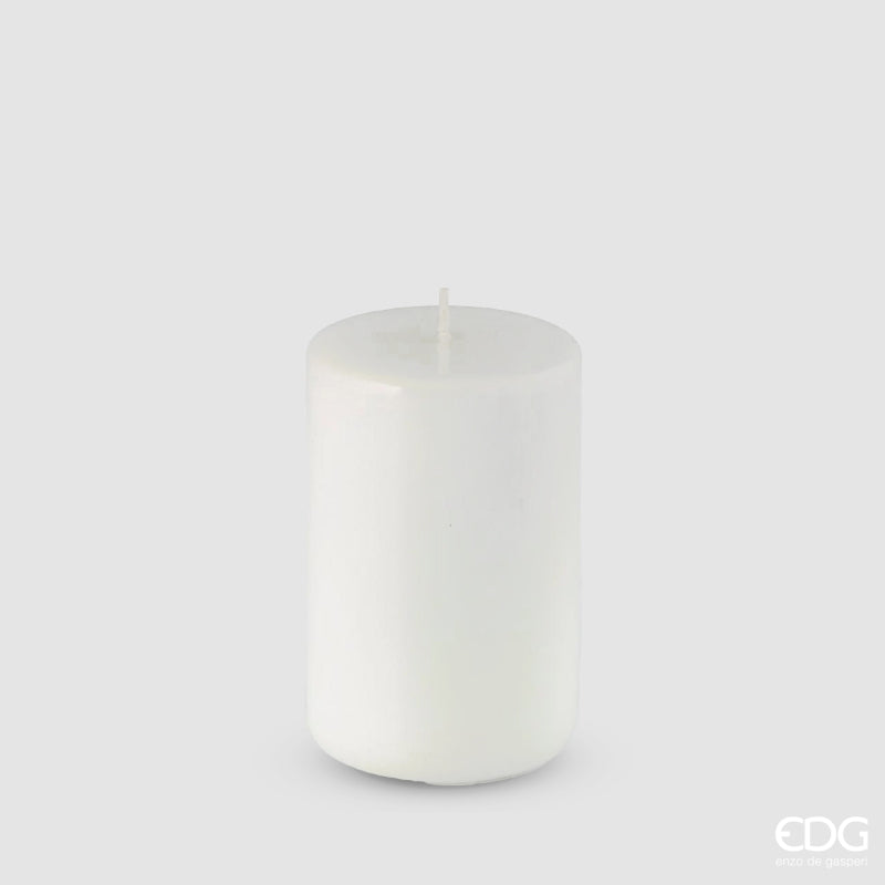 Questa candela Moccolo è realizzata in cera laccata bianca. Dimensioni: ø 8 cm, h 12 cm- Durata 52 ore -Peso 440 gr. In negozio e online su tuttochic.it