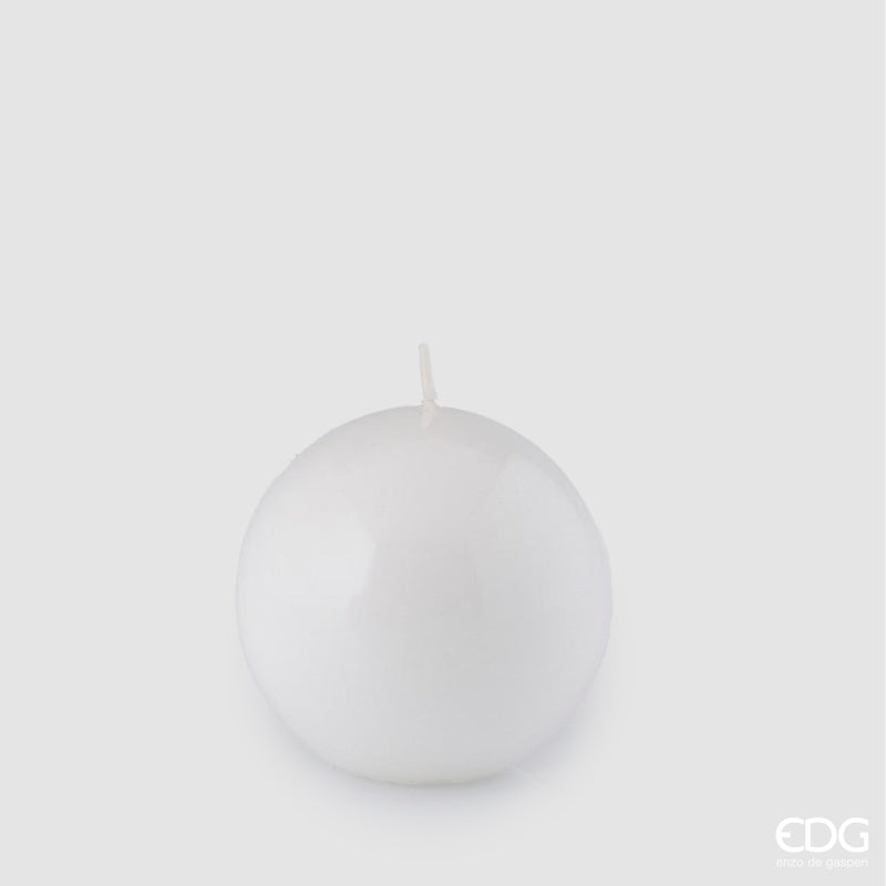 Questa candela sfera di 80 mm è realizzata in cera bianca laccata. Dimensioni: diametro 8 cm - Durata 14 ore Attenzione : uso decorativo. In negozio e online su tuttochic.it