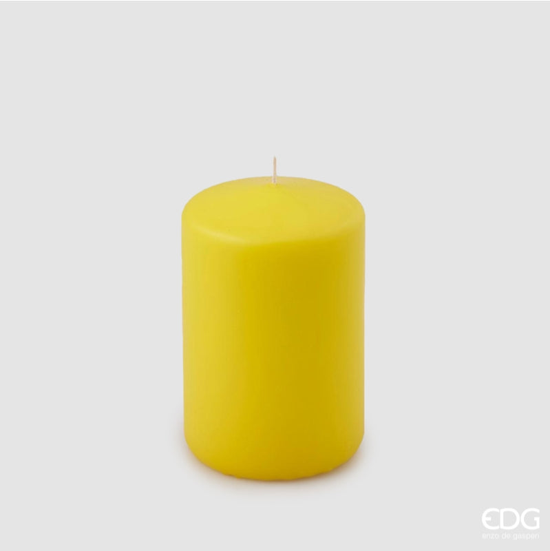Questa candela Moccolo è realizzata in cera gialla di alta qualità Dimensioni: ø 8 cm, h 12 cm- Durata 52 ore -Peso 440 gr. In negozio e online su tuttochic.it