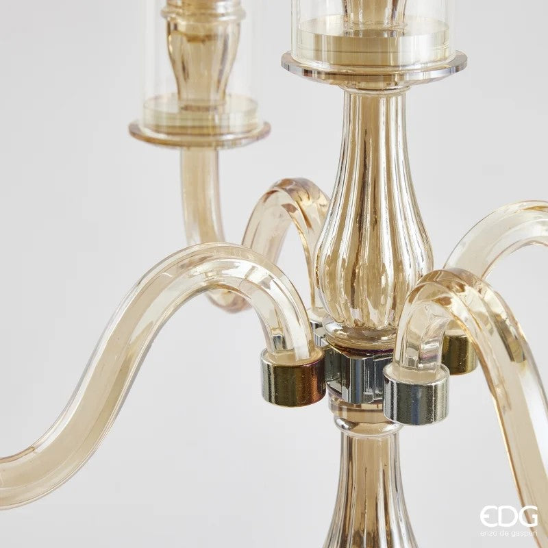 portacandele Crystal Sinuoso in cristallo color ambra, questo elegante portacandele è dotato di supporti cilindrici per candele in vetro trasparente. Dimensioni: cm Ø 43 x h 81. In negozio e online su tuttochic.it